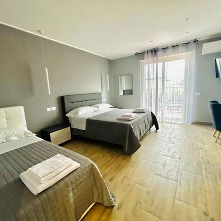 Aqua B&B - Rooms And Apartments Милацо Екстериор снимка